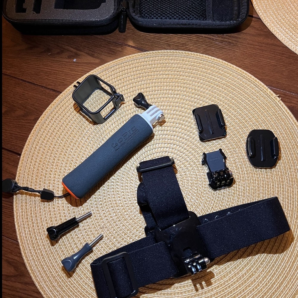 GO PRO CAMERA AND MOUNTING SET